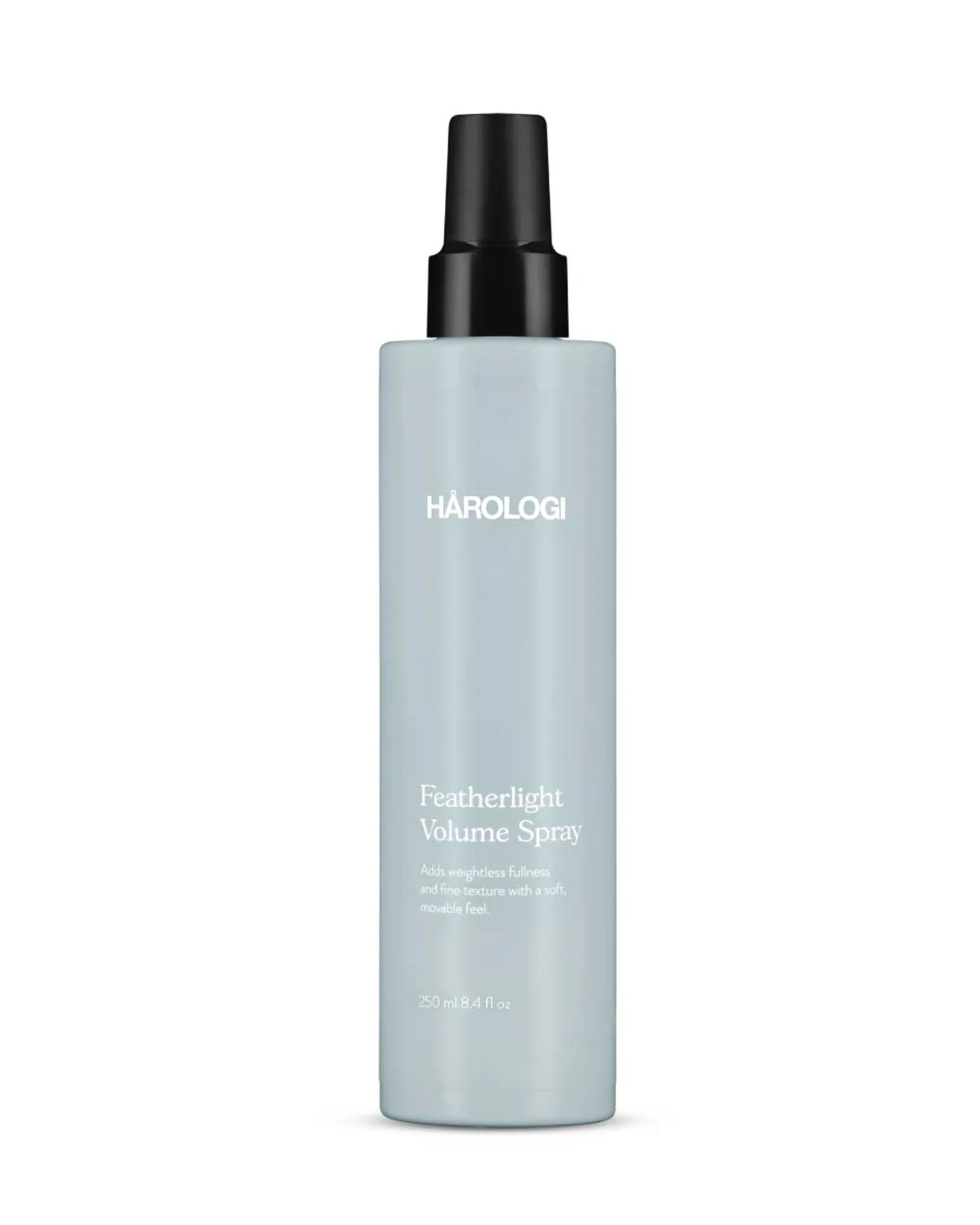 Blå plastflaske med sort spraytut
HÅROLOGI Featherlight Volume Spray – Volumspray med lett hold