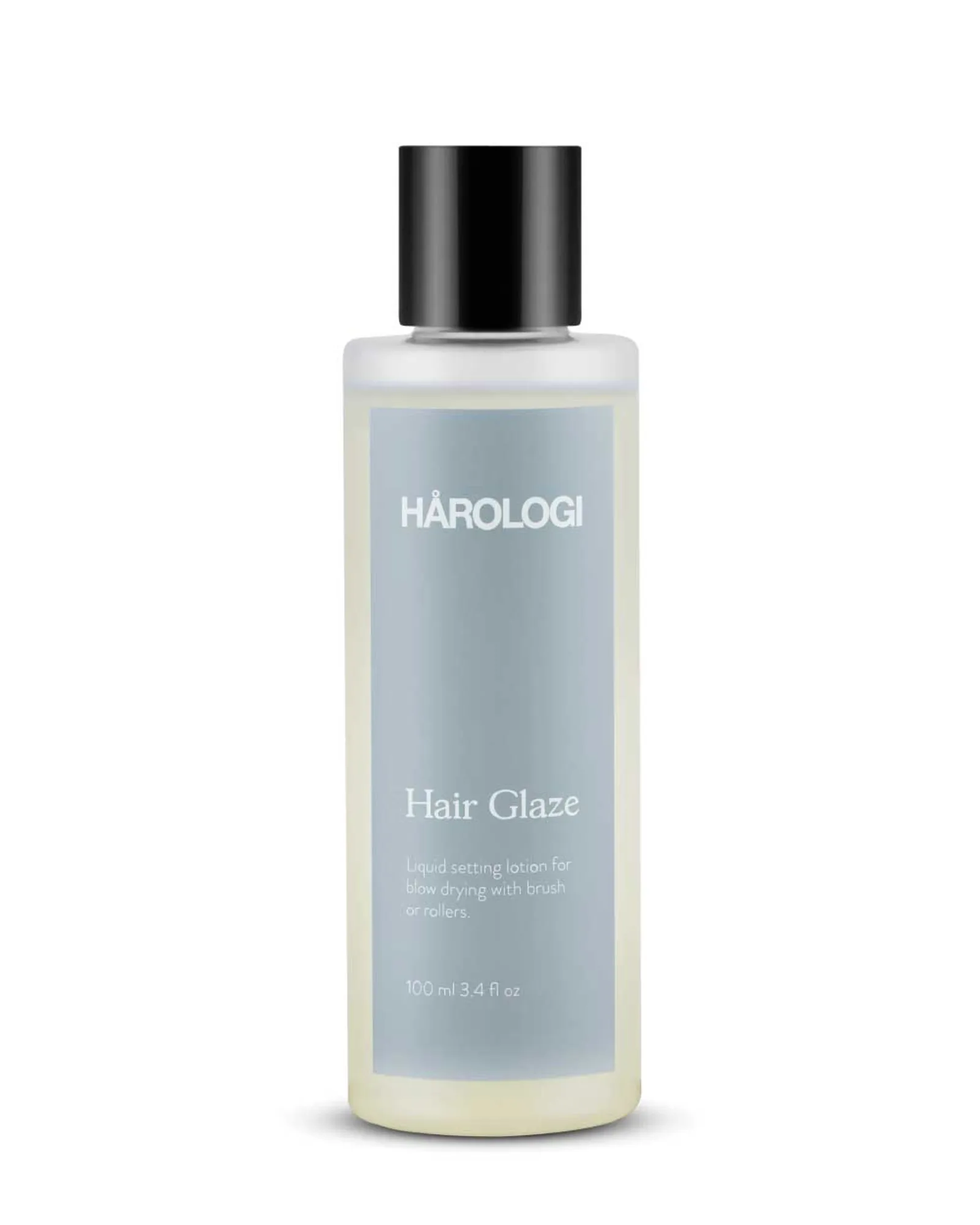 Gjennomsiktig plastflaske med blå etikett og sort skrukork. HÅROLOGI Hair Glaze – Stylingvæske for føning og glans