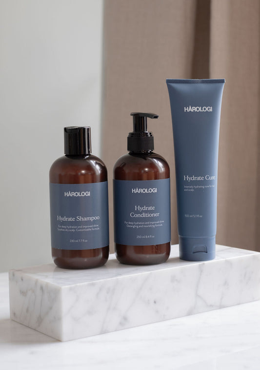 3 stk blå Hårologi produkter på rekke,Hårologi frisørsjampo og conditioner – eksempel på profesjonelle hårprodukter brukt av frisører