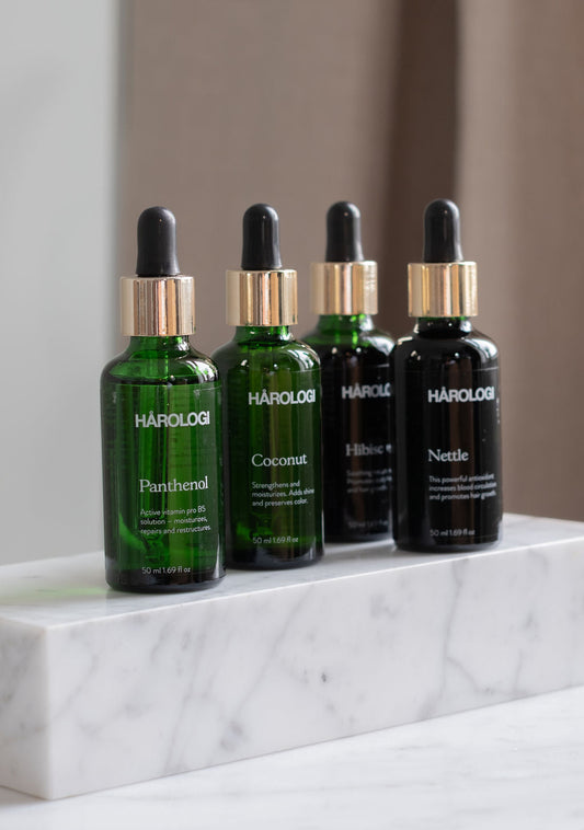 4 grønn glassflasker med Hårologi Tailor Made hårpleie og hodebunnsbehandling