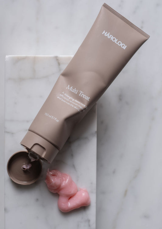 Hårologi Multi Treat hodebunnsbehandling med kremtekstur på marmor – pleie for tørr og irritert hodebunn